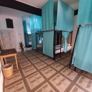 Zimmer mit 2 Etagenbetten und einem Tisch in der Unterkunft Chante in Puerto Escondido