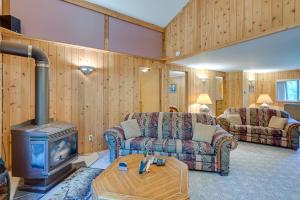een woonkamer met banken, een open haard en een fornuis bij Harrison Cabin with Fire Pit and Elbow Lake Access! in Harrison