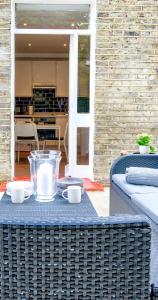 una mesa azul con platos y tazas en un patio en Beautuful 2 bed apartment in central London, en Londres
