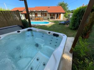 Bazén v ubytování Villa Nika nebo v jeho okolí