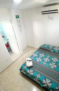 1 dormitorio con 1 cama con edredón azul en Pretty View Posada, en San Andrés