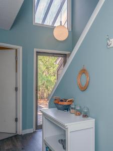 Habitación con escalera y paredes azules. en 1228 Creekwatch Villa, en Seabrook Island