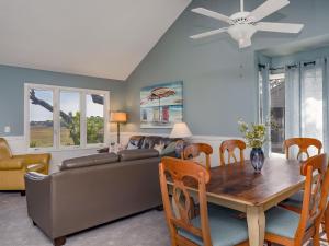 una sala de estar con una mesa y un sofá en 1228 Creekwatch Villa, en Seabrook Island