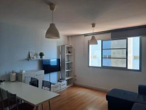 sala de estar con mesa y ventana en Seaside Apartment Gran Canaria, en La Garita