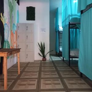 Zimmer mit einem Schreibtisch und einem Etagenbett in der Unterkunft Chante in Puerto Escondido
