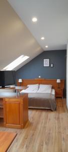 een slaapkamer met een groot bed en een tv bij Family Hotel Pchelina in Rilski Manastir