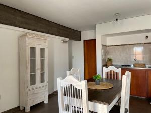 eine Küche und ein Esszimmer mit Tisch und Stühlen in der Unterkunft Sarmiento 430 in San Salvador de Jujuy