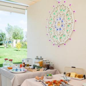 una tavola con due tavoli con piatti di cibo di La Casina Di Borgagne a Borgagne