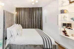 ein Schlafzimmer mit einem weißen Bett und einem Fenster in der Unterkunft Queens Apartment ( Entire 2 bed apartment ) in Potters Bar