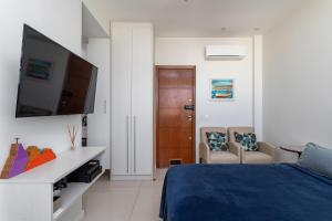 1 dormitorio con 1 cama y TV de pantalla plana en Studio Catete, en Río de Janeiro