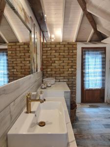 bagno con lavandino e specchio di Habezeiko - The Vintage House ad Áfitos