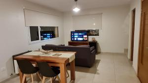 sala de estar con mesa y sofá en PH Design Entre Pinos en San Carlos de Bariloche