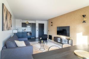 sala de estar con sofá azul y chimenea en Appartement idéal pour 8 personnes près de Disneyland Paris #18, en Chessy