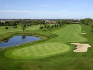 una vista aérea de un campo de golf con un estanque en Gems in Ratoath, en Ratoath