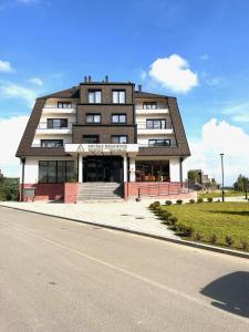 een groot gebouw aan de kant van een weg bij A 207-Fruske Residence in Vrdnik