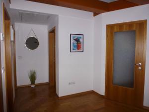 un pasillo con una puerta y una maceta en Apartment Jalps 3 in beautiful Bohinjska Bistrica en Bohinj