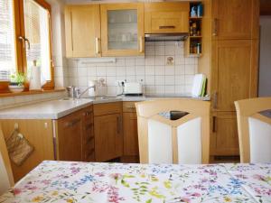 kuchnia ze zlewem i blatem w obiekcie Apartment Jalps 3 in beautiful Bohinjska Bistrica w Bohinju