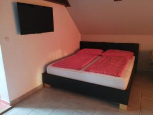 Postel nebo postele na pokoji v ubytování Vitaj Kamaráde - Ubytování U Jožky