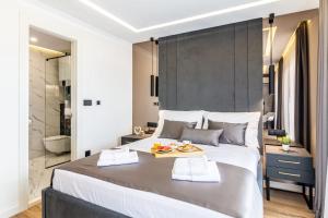 um quarto com uma cama grande e uma bandeja de comida. em Sky Residence Split em Split