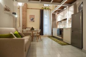 a large living room with a couch and a kitchen at Appartamento dal Millenovecentotto in Gaeta