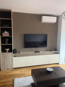 TV i/ili multimedijalni sistem u objektu Apartment SIA