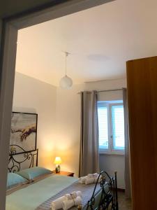 een slaapkamer met een bed en een raam bij Rivamare in Torre Squillace