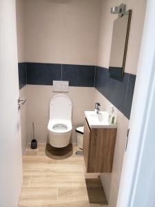 La salle de bains est pourvue de toilettes et d'un lavabo. dans l'établissement CASA DA CALIFORNIA SESIMBRA, à Sesimbra