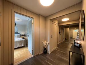 1 dormitorio con 1 cama y un jarrón de flores en Bratsberg Apartment - with Kitchenette and Free Parking, en Trondheim