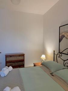 een slaapkamer met een bed met twee handdoeken erop bij Rivamare in Torre Squillace