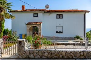 a white house with a gate and a fence at Ferienwohnung Marin - neu in Kastav