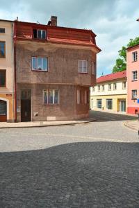 布勞莫夫的住宿－Rodinný apartmán u Broumovského náměstí，街道边的砖砌建筑