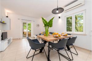 Jídlo v apartmánu nebo okolí + 34 fotografií