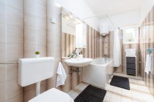 Apartments Mirjana Mljet في Prožura: حمام أبيض مع حوض ومرحاض
