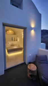 Postel nebo postele na pokoji v ubytování Maeva Suites Santorini