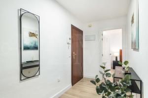 Zdjęcie z galerii obiektu Central and Spacious Apartment with Parking on-site w Maladze