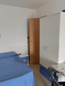 een slaapkamer met een bed en een houten deur bij Appartamenti Marazzurro in Peschici