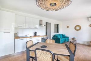 Kuchyň nebo kuchyňský kout v ubytování Joli Cocon au Coeur de Cassis