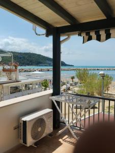 een balkon met een tafel en uitzicht op de oceaan bij Appartamenti Marazzurro in Peschici