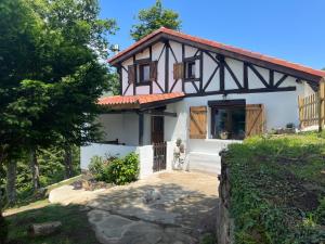 LlanucesCa Luena的前面有狗的房子