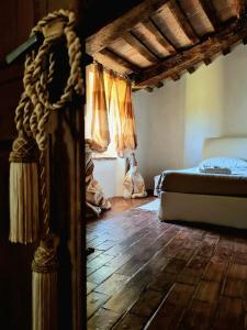 a bedroom with a bed and a wooden floor at dalla fortezza al mare - la vostra casa a San Leo in San Leo