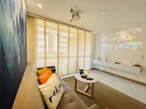 a living room with a couch and a table at Espectacular apartamento 200MB Wi-Fi, cerca al aeropuerto JMC in Marinilla