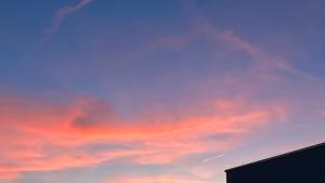 um céu ao pôr-do-sol com nuvens cor-de-rosa no céu em Cloud 9 em Dreieich