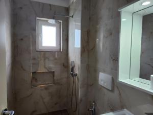 Koupelna v ubytování Llogora Dervishaliu Hotel