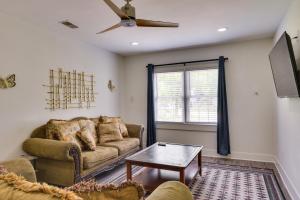 uma sala de estar com um sofá e uma mesa em Charleston Vacation Rental with Yard! em Charleston