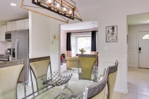 comedor y cocina con mesa de cristal y sillas en Charleston Vacation Rental with Yard! en Charleston