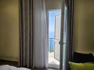 Postel nebo postele na pokoji v ubytování Llogora Dervishaliu Hotel + 37 fotografií