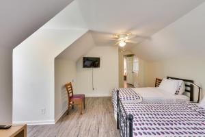 1 dormitorio con 2 camas y ventilador de techo en Charleston Vacation Rental with Yard! en Charleston