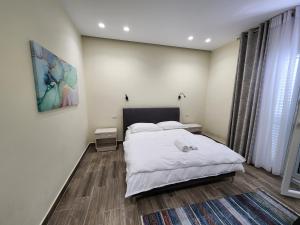 Postel nebo postele na pokoji v ubytování Llogora Dervishaliu Hotel