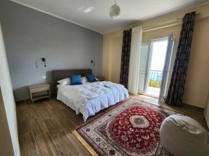 Postel nebo postele na pokoji v ubytování Llogora Dervishaliu Hotel