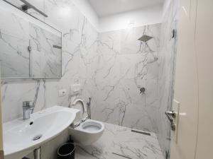 Koupelna v ubytování Llogora Dervishaliu Hotel